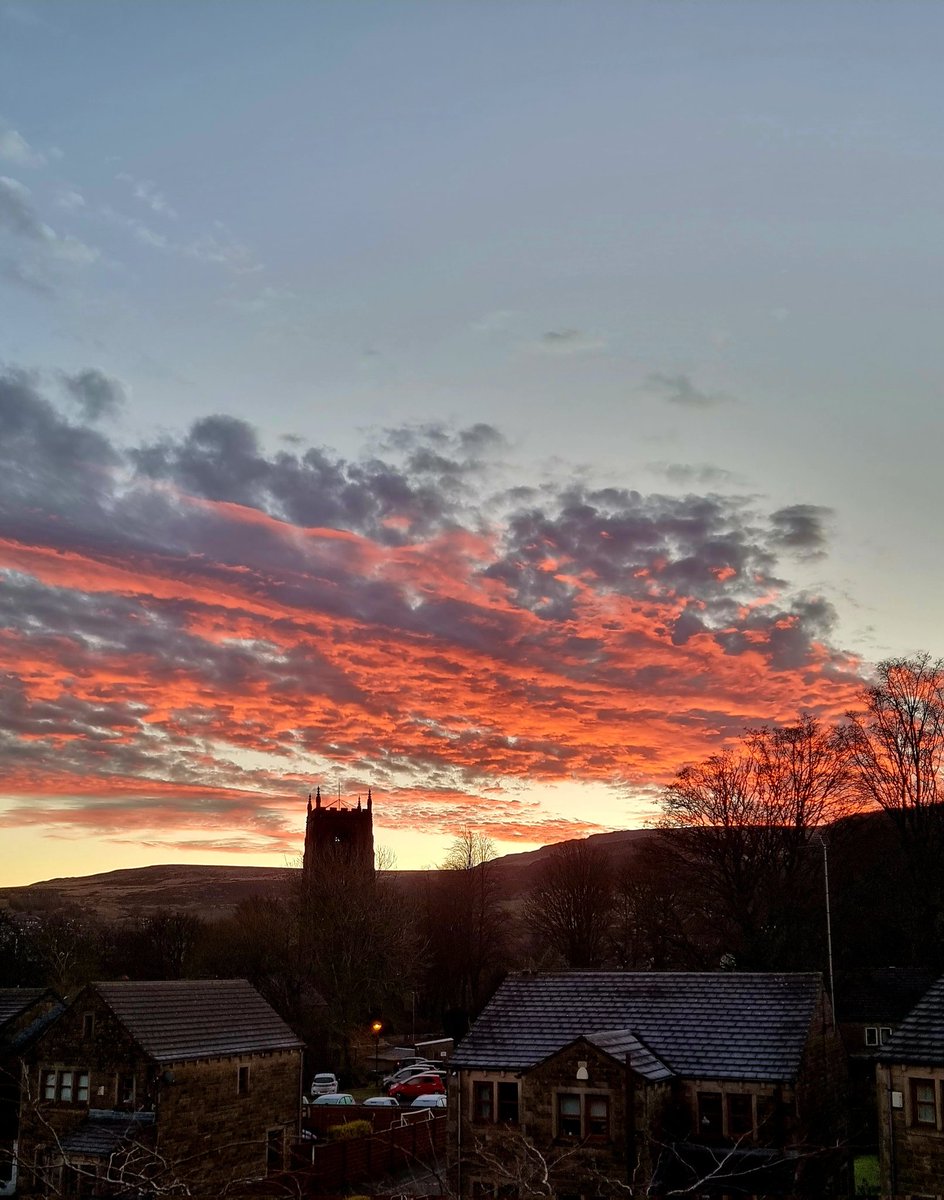 I was up early this morning and was rewarded with this incredible sky. Reminded me of a loaded brush dragged across a canvas. Feeling inspired to try and recreate it later...
#goodmorning #sunrise