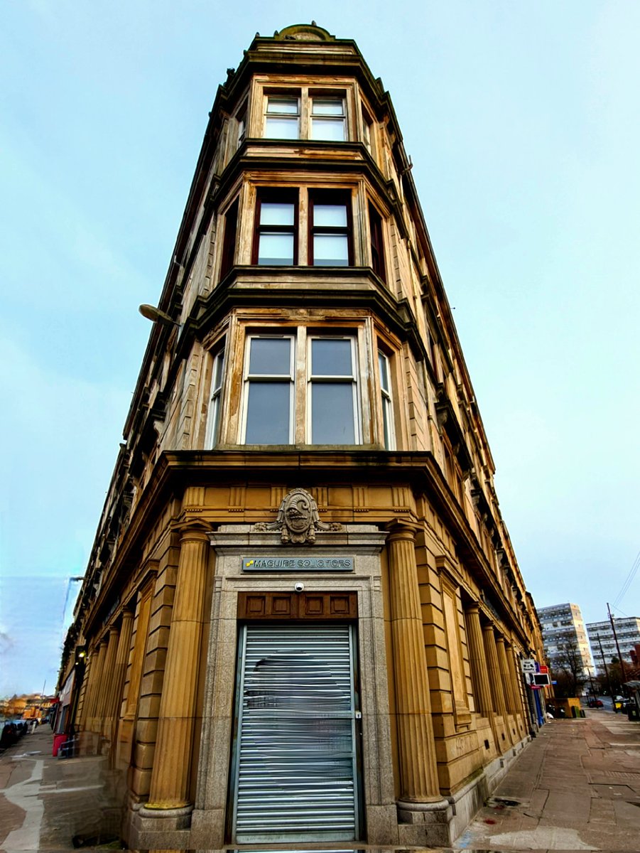 Gushet-house (n.): A corrner house which forms an angle between two roads.

Not a term I was familiar with until recently, but it's the perfect description for narrow, wedge-shaped buildings like this.

#glasgow 
#gushethouse #scots #scotslanguage
#glasgowbuildings #architecture