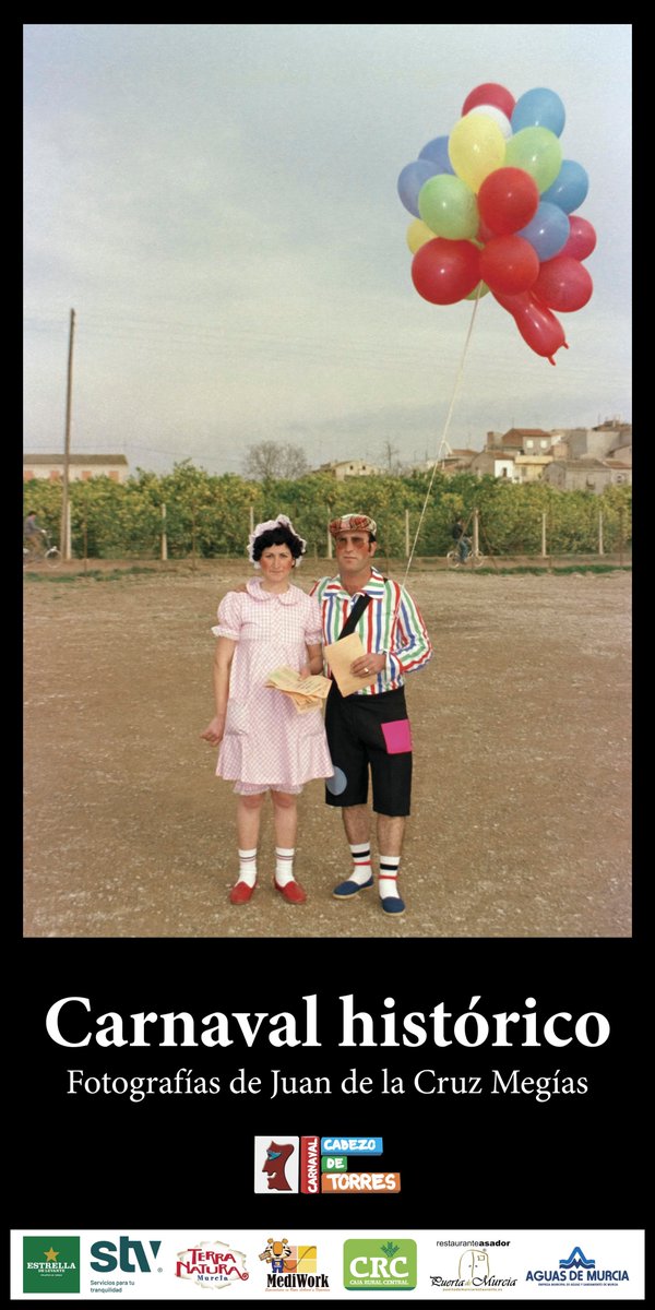 Os presentamos la primera exposición del carnaval histórico. Fotografías del fotógrafo internacionalmente conocido Juan De La Cruz. Con la exposición completamos una cuenta pendiente con la extensa historia de nuestro carnaval. Puedes verlas en Av. Murcia y Calle del Carmen