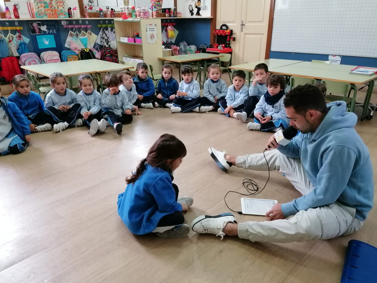 ColeMilagrosaOr's tweet photo. El alumnado de #educacióninfantil se prepara para colaborar con el "Día Mundial de la Radio" el próximo 13 de febrero. Graban un podcast en donde dan su opinión sobre que es para ellos la paz, el amor... ¡Opiniones muy interesantes! #RadioEscolar #Mevisur #lamilagrosaorotava https://t.co/yzSkgpCZHt