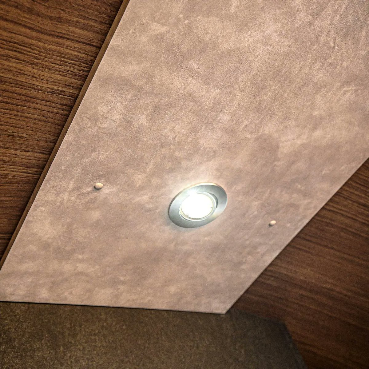 Moderne flyinspirert uthus dekorert med 3M DI-NOC - Repost fra @3mfilmsuk @pods_sky 
  #dinoc  #architecturalfilm #interior #interiordesign #customwall #interiordecor #homedecor #homeinterior #walldecoration #aviation #mancave #gardenbar #hagebar buff.ly/3ZayDpB