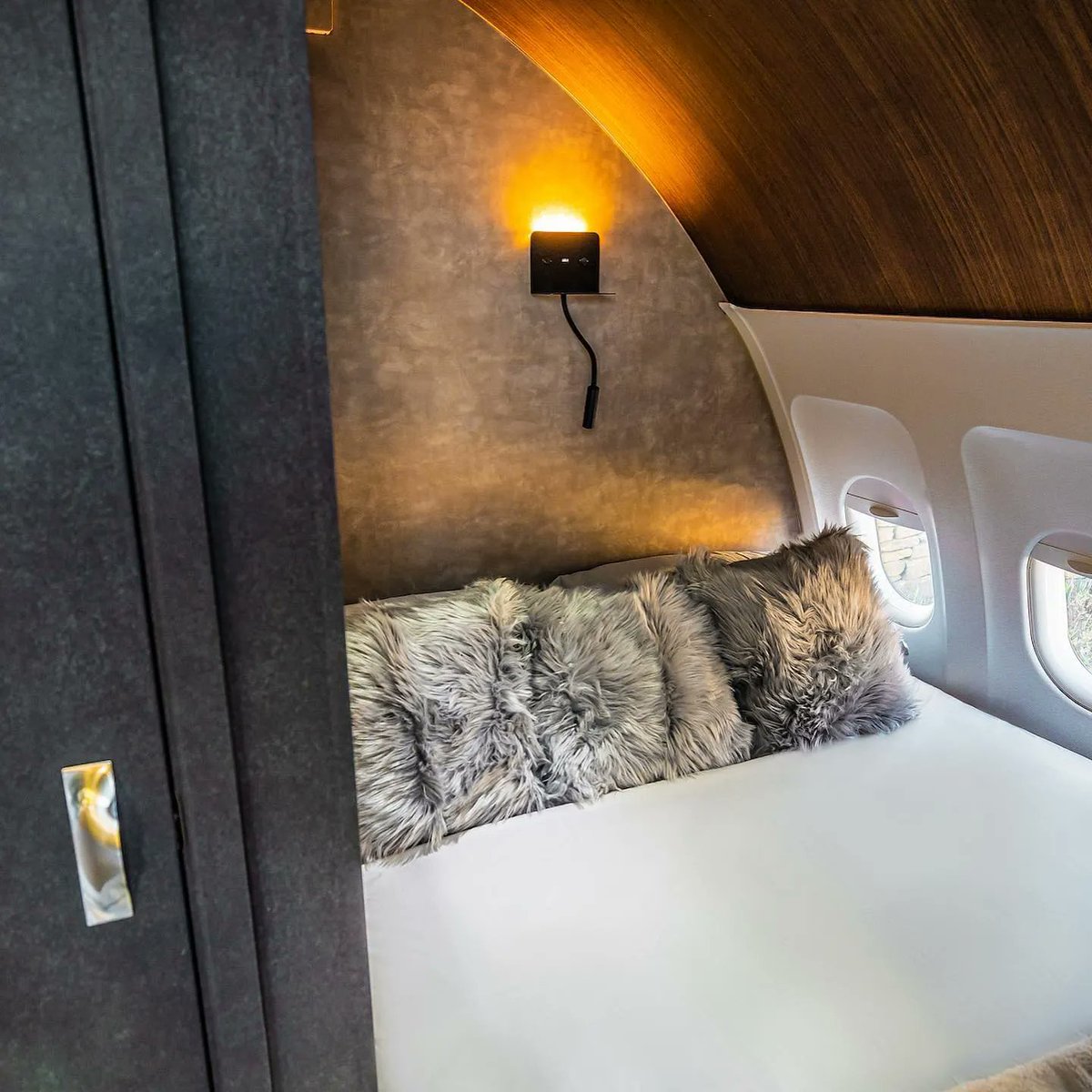 ngdigitalas's tweet photo. Moderne flyinspirert uthus dekorert med 3M DI-NOC - Repost fra @3mfilmsuk @pods_sky 
  #dinoc  #architecturalfilm #interior #interiordesign #customwall #interiordecor #homedecor #homeinterior #walldecoration #aviation #mancave #gardenbar #hagebar https://t.co/49lnDZgcCt https://t.co/QOpbu1TZBD