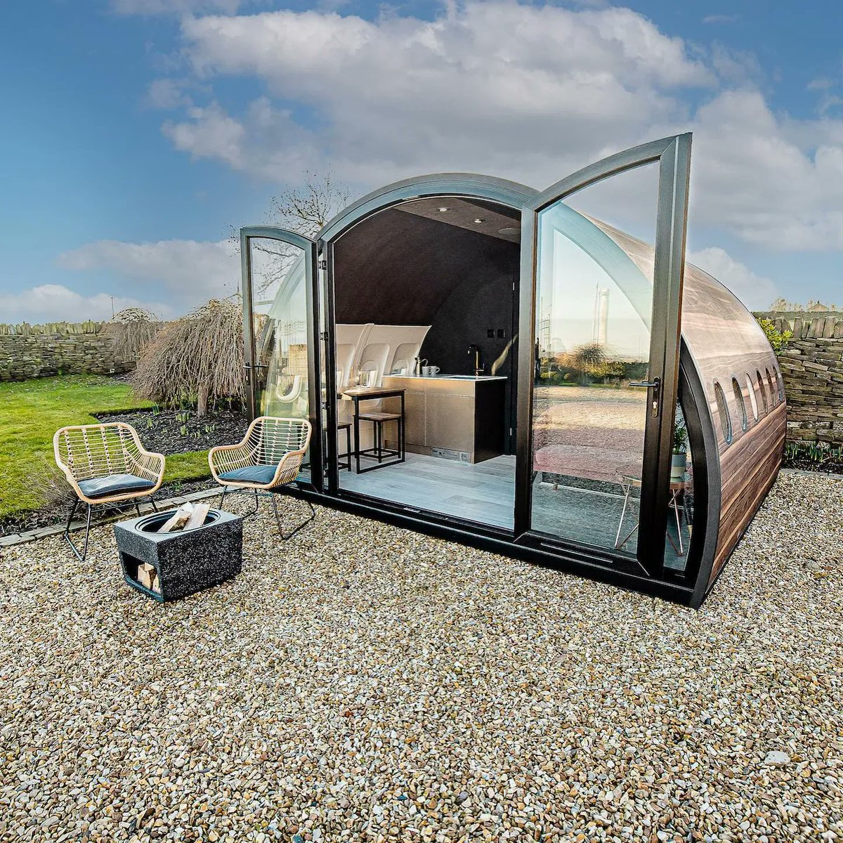 ngdigitalas's tweet photo. Moderne flyinspirert uthus dekorert med 3M DI-NOC - Repost fra @3mfilmsuk @pods_sky 
  #dinoc  #architecturalfilm #interior #interiordesign #customwall #interiordecor #homedecor #homeinterior #walldecoration #aviation #mancave #gardenbar #hagebar https://t.co/49lnDZgcCt https://t.co/QOpbu1TZBD