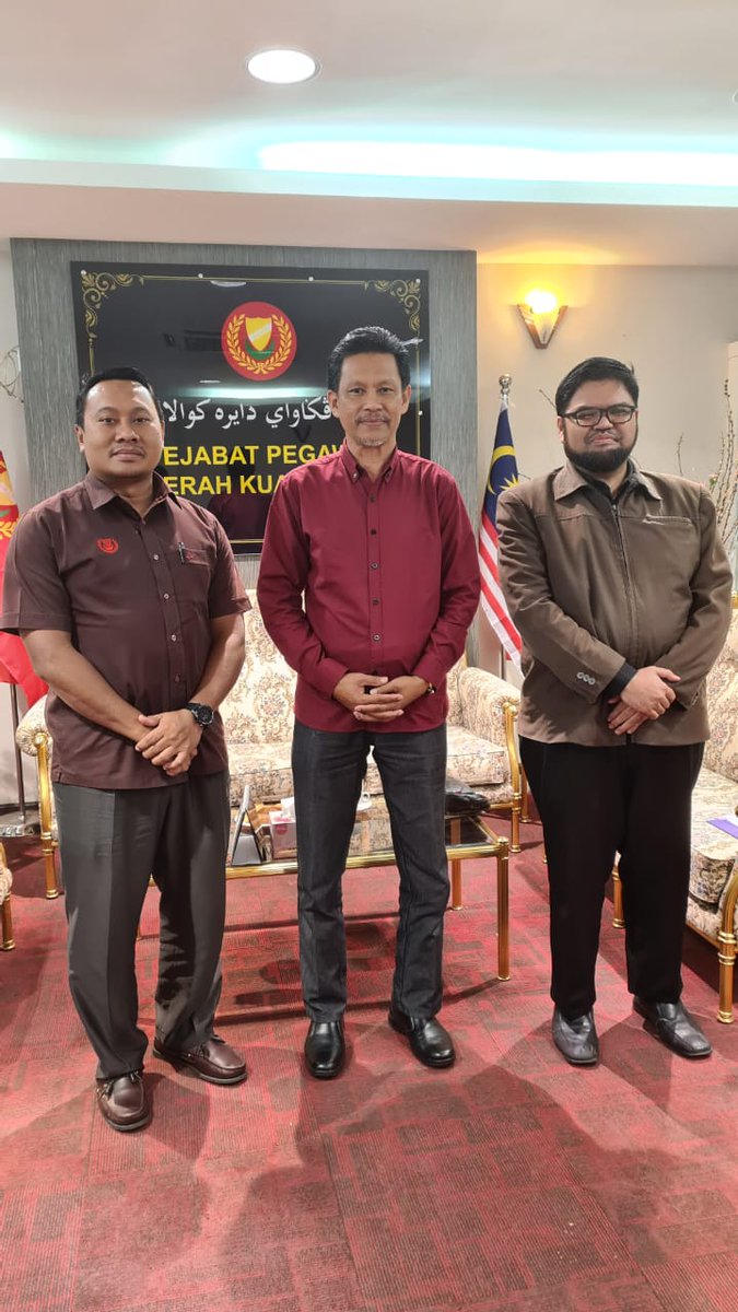 pdtkmkedah's tweet photo. 06/02/2023 ( Isnin )
Tuan Jurutera Daerah, Jabatan Pengairan Dan Saliran Kuala Muda /Sik /Baling (JPSKM/S/B) yang baru bertukar En Ir. Mohamad Ayub sudi melungkan masa kunjung hormat Tuan Pegawai Daerah Kuala Muda.
#PDTKM #jpskmsb https://t.co/HCvpHiGPBN