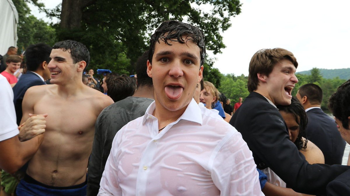 Froilán es 4º en la línea sucesoria de los Borbones. Tenía 'tarjeta black' de su abuelo Juan Carlos I. Ha estado implicado en accidentes de tráfico, peleas con navajas y disparos. Ayer, la Policía desalojó el after ilegal con menores y cocaína en el que se encontraba.