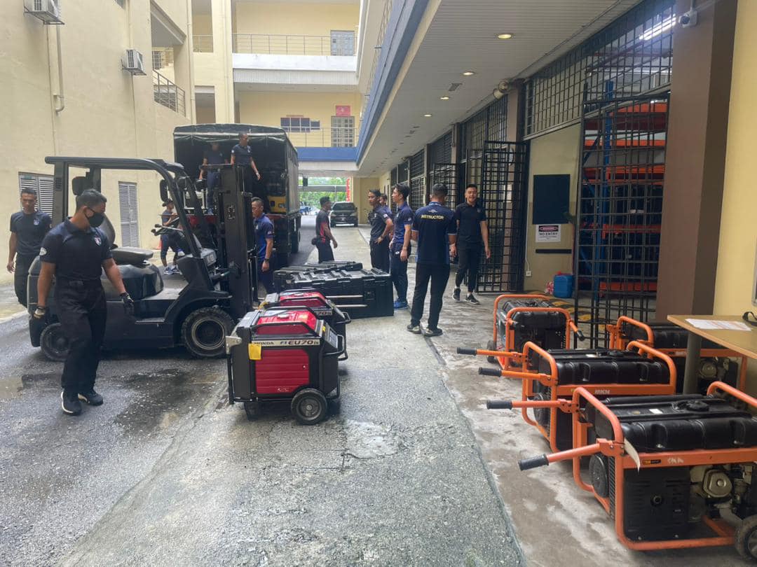 Bernama_Radio's tweet photo. Seramai 75 orang anggota Pasukan Mencari Dan Menyelamat Khas Malaysia akan digerakkan ke Turkiye malam ini menerusi penerbangan Turkish Alirlines dengan membawa bersama peralatan-peralatan yang akan digunakan di dalam operasi SAR - @mynadma 

#BernamaRadio
#UntukAnda https://t.co/0OEB4hgulu