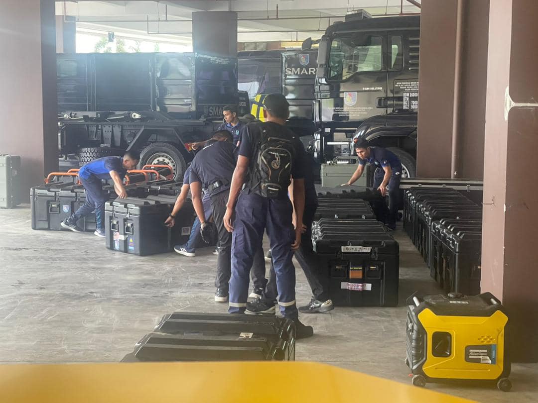 Bernama_Radio's tweet photo. Seramai 75 orang anggota Pasukan Mencari Dan Menyelamat Khas Malaysia akan digerakkan ke Turkiye malam ini menerusi penerbangan Turkish Alirlines dengan membawa bersama peralatan-peralatan yang akan digunakan di dalam operasi SAR - @mynadma 

#BernamaRadio
#UntukAnda https://t.co/0OEB4hgulu