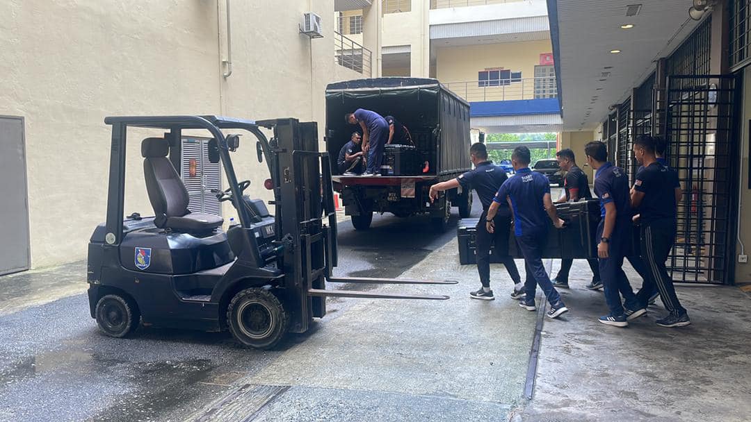Bernama_Radio's tweet photo. Seramai 75 orang anggota Pasukan Mencari Dan Menyelamat Khas Malaysia akan digerakkan ke Turkiye malam ini menerusi penerbangan Turkish Alirlines dengan membawa bersama peralatan-peralatan yang akan digunakan di dalam operasi SAR - @mynadma 

#BernamaRadio
#UntukAnda https://t.co/0OEB4hgulu