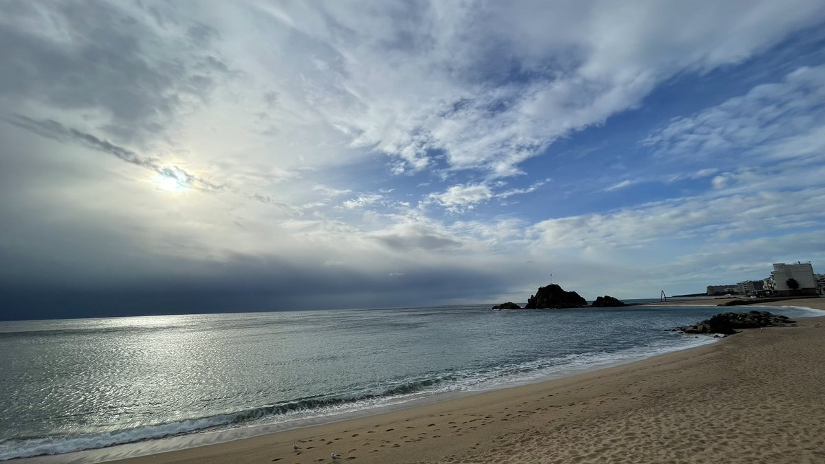 Blanes_cat's tweet photo. Tot i que de moment a #Blanes només xispeja i es nota un descens de les temperatures, l’anunci de mal temps ha fet que moltes parades del #MercatdelsDilluns no hagin vingut
#maltemps
#pluja
#fred https://t.co/WMj170kJGE