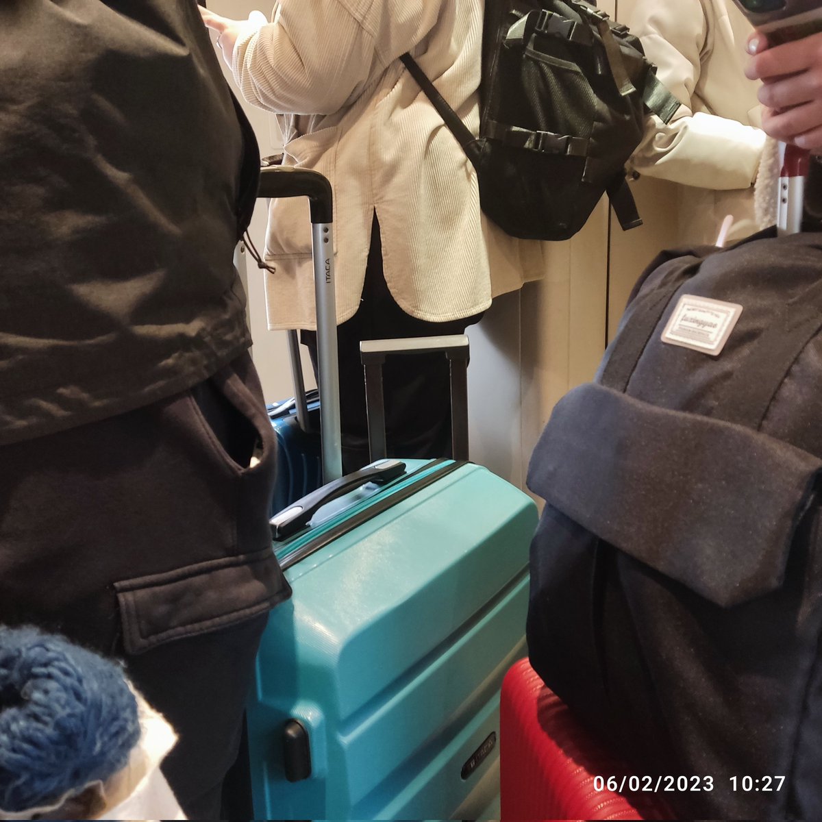 Yolanda_VV's tweet photo. Vende @Renfe billetes para 6 vagones pero sólo circulan 3... Y así vamos https://t.co/7HBwIItDyG