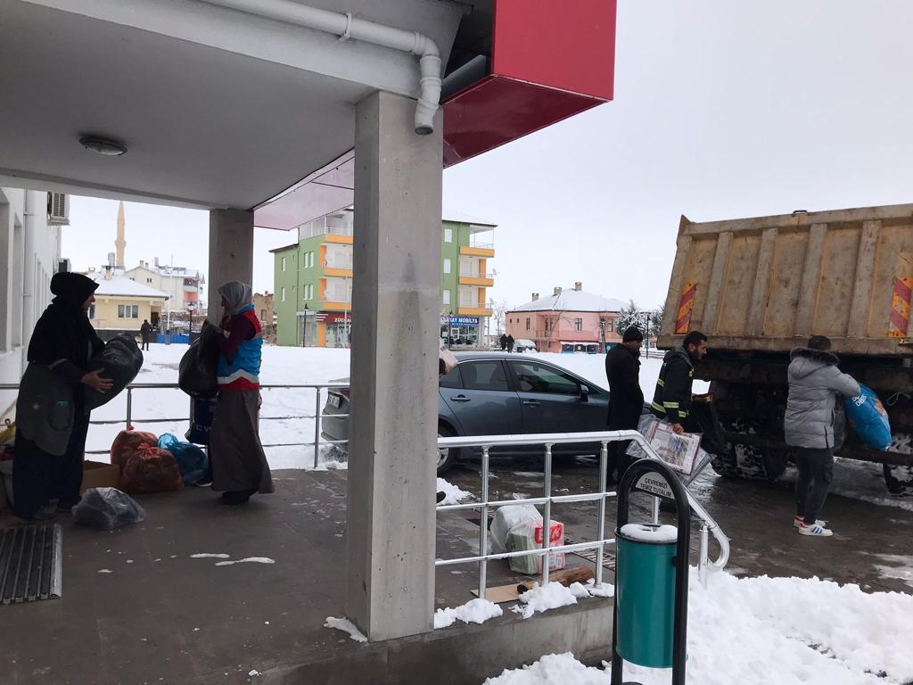 📍Gülağaç 
Şimdi Birlik Zamanı
Deprem Bölgesine gönderilmek üzere kullanılmamış kışlık kıyafet, battaniye, uyku seti ve temizlik ürünleri Kaymakamlık Binası önünde toplanarak Valiliğimiz koordinasyonunda deprem bölgelerine gönderilecektir Hemşehrilerimizin desteklerini bekliyoruz