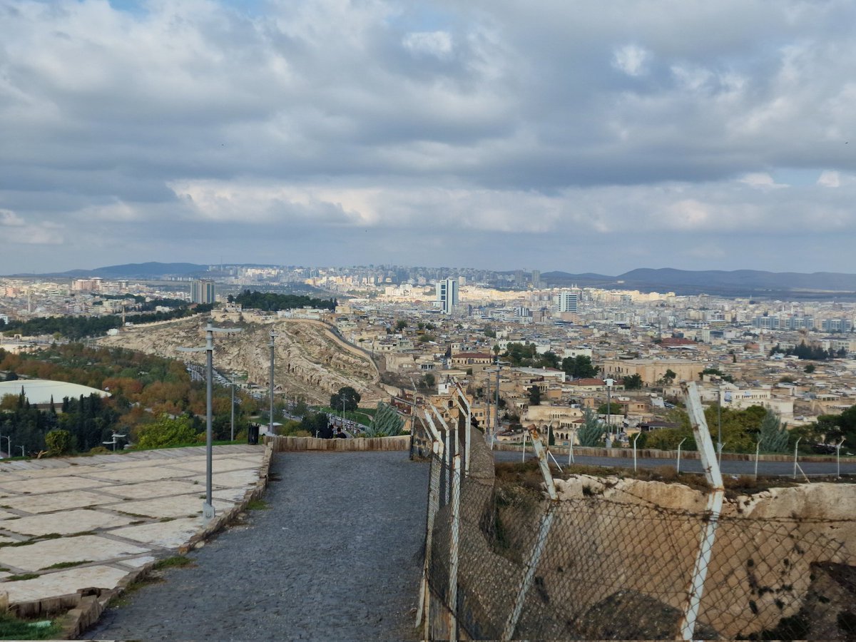 En om een idee te geven van hoe dicht bebouwd de meeste steden in dit gebied zijn, dit is een foto van Şanlıurfa, geschoten in december. Er ligt nu dus sneeuw, de meeste mensen sliepen tijdens de bevingen en veel gebouwen zijn oud en broos. Totale ramp.