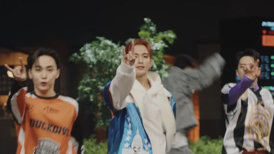tinkswonu's tweet photo. the handsigns for booseoksoon 😭 

boo - ㅂ (b) 
seok - ㅅ (s) 
soon - horanghae https://t.co/rX93cMe8qR