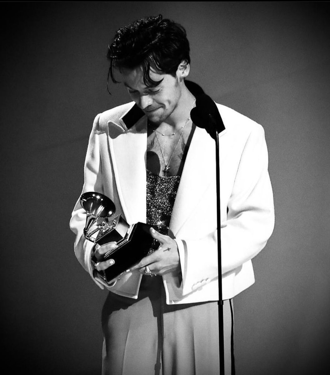 OT5Dailys's tweet photo. Liam Payne posted this about Harry at #GRAMMYs !

“Wow... this image is really something to wake up to and when you write music like you do Harry you deserve every millisecond of that moment looking down smiling at the trophy you've earned. God bless you brother congratulations” https://t.co/19NzE5B9xe