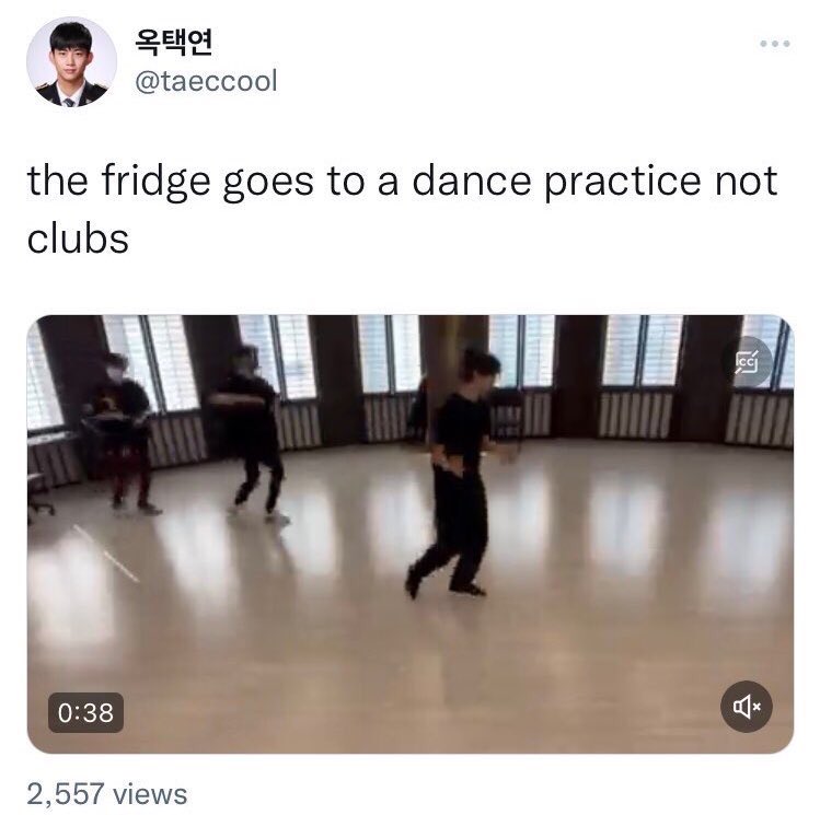 Sshana2's tweet photo. ok taecyeon aka the fridge sees everything and he’s an ABSOLUTE LEGEND 😭 https://t.co/wEfmmmF9Ab