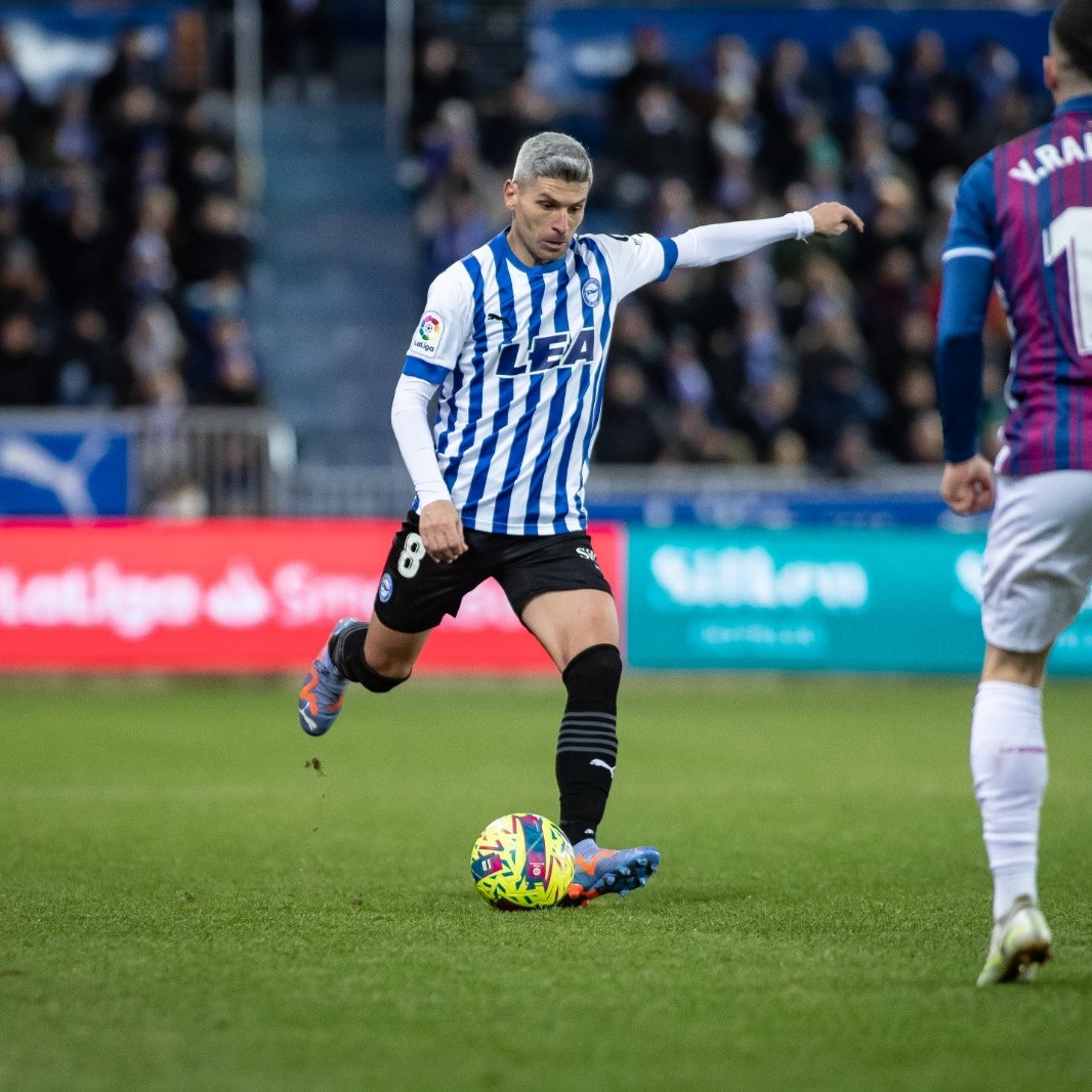 🎩 Mucha clase en tus botas, <a href="/SalvaSevilla14/">Salva Sevilla</a> ✨

#AltaLaFrente 🔵⚪️