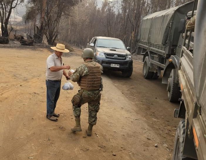 Durante la emergencia debido a los incendios forestales, hemos estado en todo momento y lugar junto a nuestros compatriotas, somos la Fuerza Terrestre del @ejercito_chile

#ejercito #incendios #militares #ejercitodechile #ejércitotecuida🇨🇱