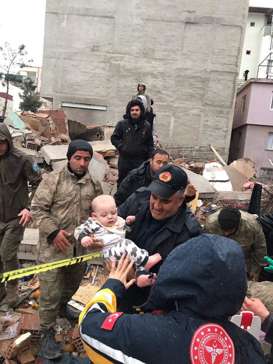 Enkaz altından bir bebek sağ olarak kurtarıldı. #deprem