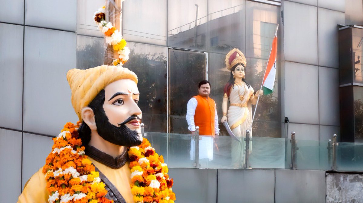 SureshChavhanke's tweet photo. आज सुदर्शन न्यूज के मुख्यालय “मीडिया मंदिर” की वर्षगांठ है। भगवान से प्रार्थना है कि यह राष्ट्र निर्माण का शक्ति केंद्र बना रहे। यहां से सभी देशभक्तों को सहयोग करने में हम सदैव सक्षम रहें, यह वास्तु पुरूष से प्रार्थना है। https://t.co/m3zaCyxVBL