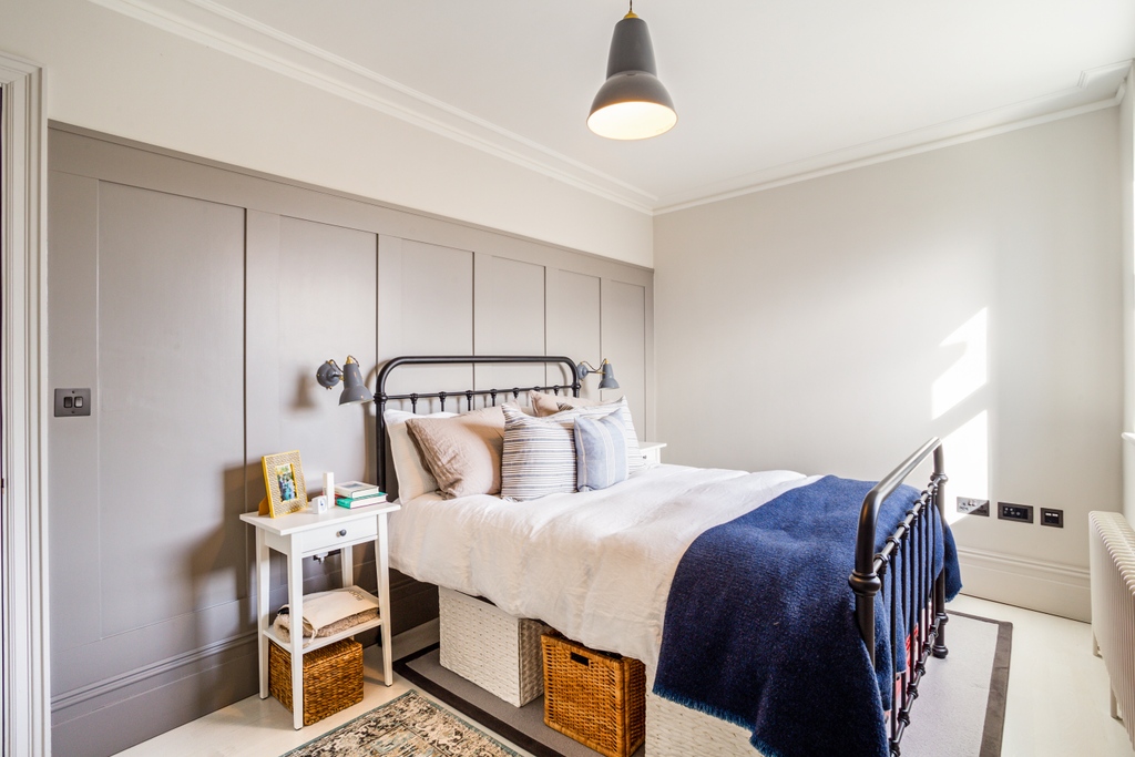 We love the interior of this bedroom in one of our refurbished Fulham homes. ⁠If you're looking for something similar, contact homes@marstonproperties.co.uk
⁠
#interiors #interiordesign #bedroominspo #interiorinspo #flatstolet #marstonproperties #characterfulhomes  #sw7 ⁠
⁠
