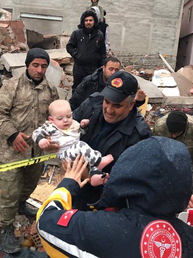 Ekipler enkaz altından bir bebek kurtardı.