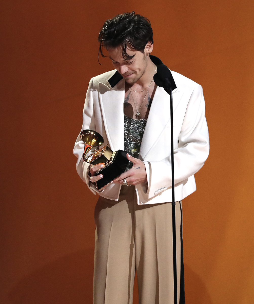 ch4nminjis's tweet photo. non so nemmeno descrivere le sensazioni che ho provato, so solo che lo amo immensamente da ben 11 anni e continuerรฒ a farlo per il resto della mia vita. meriti questo e altro harry, you made it! #GRAMMYs #HarryStyles #BestPopSoloPerformance #AlbumoftheYear https://t.co/6mbMp4I5ZE