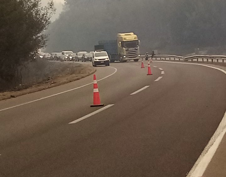 mop_nuble's tweet photo. 📛 #MOPInforma [⏰ 07:00 hrs] Se mantiene CORTE DE RUTA Autopista del #Itata por combate de incendio forestal.
➡️ En dirección a #Concepción corte km 21. alternativa Enlace Nueva Aldea hacia #Quillón 
⬅️ En dirección a #Chillán corte km 51, desvío por enlace #Florida
@mop_chile https://t.co/83j8awf3tt