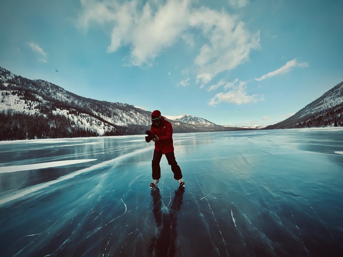 sandark7's tweet image. Как я охуел, когда поехал с друзьями в зимнее путешествие на Алтай. За свои 30 лет я ни разу не ездил куда-то в новогодние праздники, да и саму зиму не очень люблю. Но тут меня купили на предложение покататься на коньках по замерзшим озёрам на фоне гор.

Travel-тред, лайк ретвит.