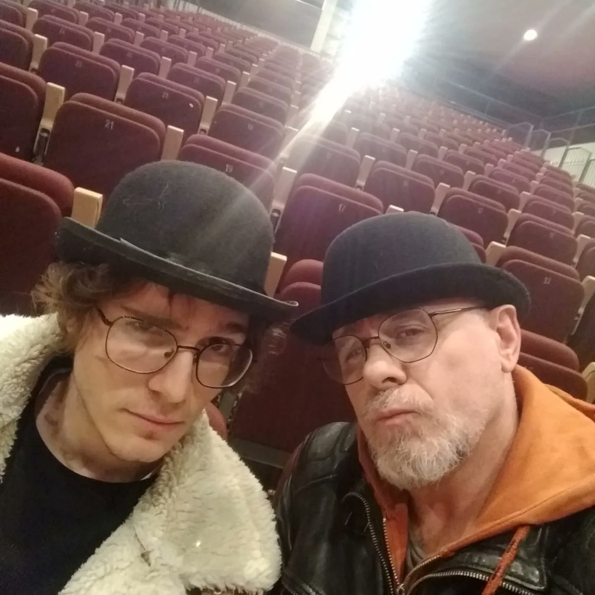 PotdePlomTeatre's tweet photo. Ací, amb el meu fill Joan. Potser això siga un «relevo generacional», que jo ja semble el uelo del #VeriueuHo! 

P.d: Li diuen que es sembla a Timothée Chalamet.

@Fossilpro #Potdeplom #debolo https://t.co/TzObaKEYFQ