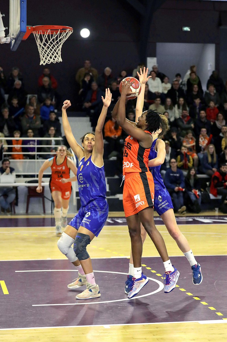 🏀.<a href="/LaManche50/">Département de la Manche</a> partenaire des clubs et des évènements sportifs. Ici, Samedi dernier avec <a href="/AdeleHommet/">Adèle Hommet</a>, Vice-Présidente en charge des sports, pour le lancement du match de Basket NF1 <a href="/uslgbasket/">USLG Cherbourg en Cotentin</a> vs Colomiers (63-68).