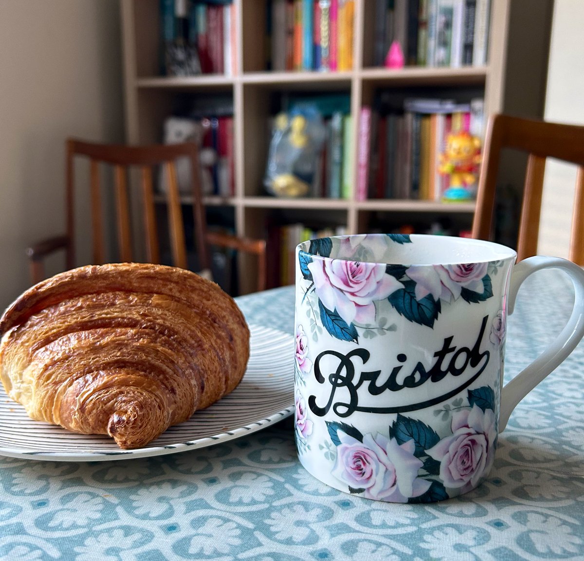 Gingeybites's tweet photo. Perks of getting up early to do nursery drop off… popping into @thebristolloaf for croissants. 🙌 

#startingtheweekright https://t.co/h3WAXJ9JRd