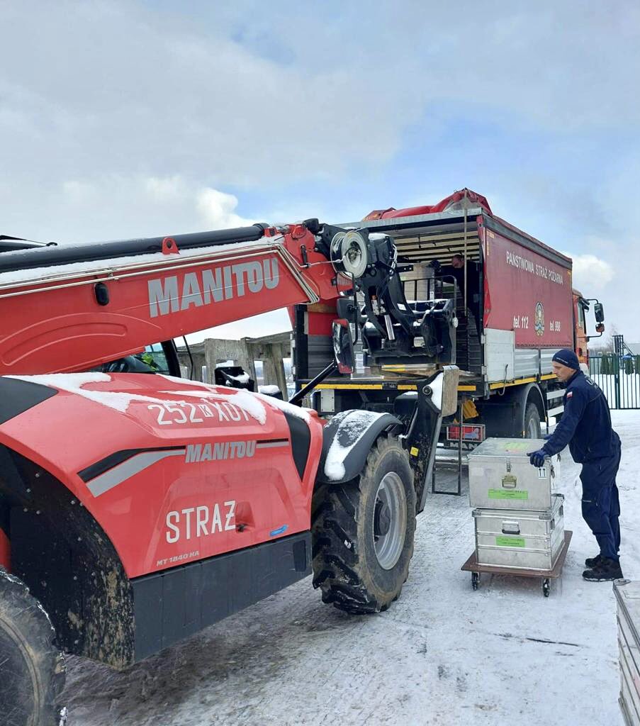 kwpspkrakow's tweet image. Małopolscy Strażacy z SGPR „Nowy Sącz” wyruszyli do punktu koncentracji w Warszawie. Wejdą w skład ciężkiej grupy poszukiwawczo-ratowniczej HUSAR. Łącznie z woj. małopolskiego zostało zadysponowanych 22 👨‍🚒 i 4 🦮 o specjalizacji gruzowiskowej. @KGPSP 
#MisjaTurcja 
#PSP
#HUSAR