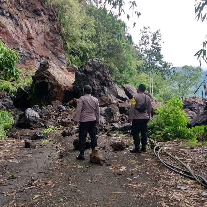 InfoFPMKI's tweet photo. Tebing longsor mengakibatkan terputusnya akses jalan menuju Pura Segara di Br. Ulundanu Desa Songan, kintamani, bangli
#seputarbangli #susut #tembuku #kintamani #bangli #gianyar #klungkung #karangasem #jembrana #buleleng #tabanan #badung #denpasar #bali #indonesia https://t.co/j1AY99gr9E