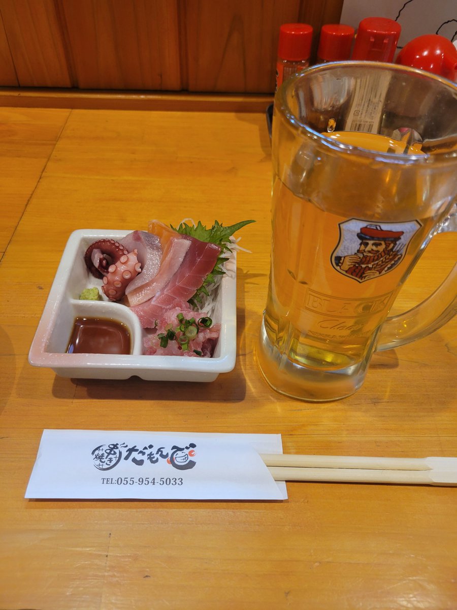 annnnzu2's tweet photo. 出張してると一人で外食ばかりだけど、綺麗な飲食店もいいんけど私は焼き鳥と刺身が大好きだからこんな感じでいい✨ 焼き鳥は絶対塩派🤫
#焼き鳥 https://t.co/j96QdHgHJl
