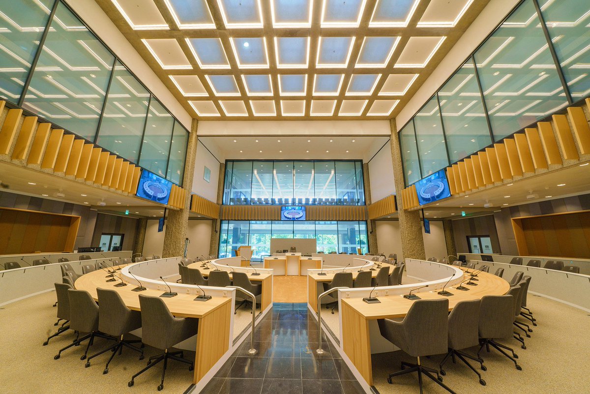 #weekvandecirculaireeconomie ♻ Het hoofdgebouw van <a href="/zuid_holland/">Provincie Zuid-Holland</a> is weer vol in gebruik. Uitgangspunt voor de grootschalige renovatie waren #circulariteit, duurzaamheid, innovatie en transparantie. 
Lees meer over de circulaire feitjes: bit.ly/3wUo8tX