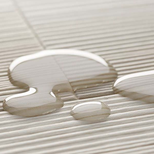 SpainPergo's tweet image. ¿Quieres un suelo laminado verdaderamente impermeable y muy fácil de limpiar? ¡Una imagen vale más que mil palabras! Conoce nuestra gama de #SuelosLaminados Sensation con tecnología #AquaSafe aquí 😍👉 pergo.es/es-es/encuentr… #Suelos #Impermeabilidad #Pergo