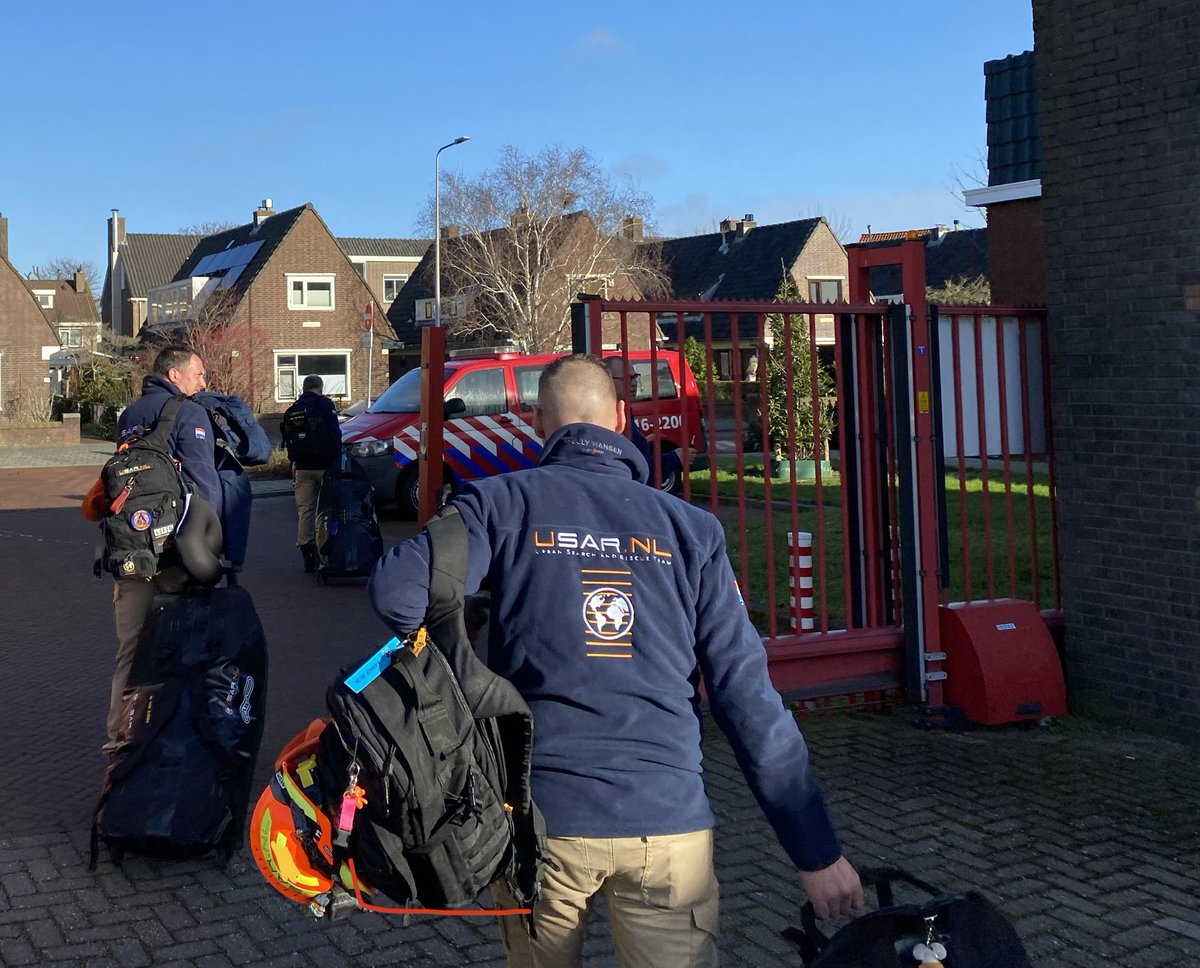 mvanweeren's tweet photo. Ook vanuit Alphen zijn enkele @USARNL leden op weg naar hun Headquarters om vanuit daar naar #turkije te vertrekken. #usar https://t.co/6kgFruuayJ
