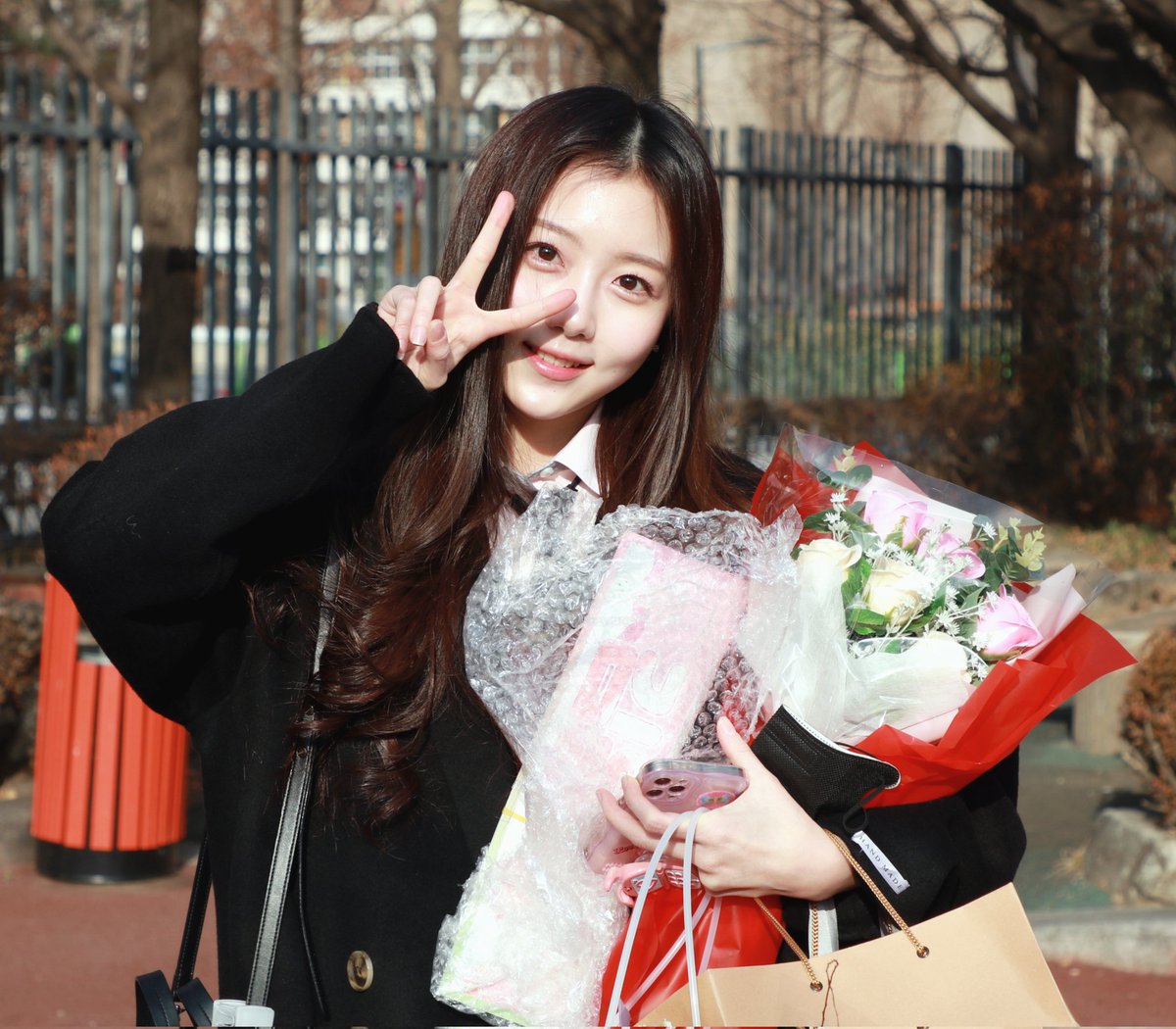y_standx04's tweet photo. 나를 위한 행복한 졸업 🎉💗

#KIMYUNSEO #김윤서 https://t.co/kCS9i8jFlG