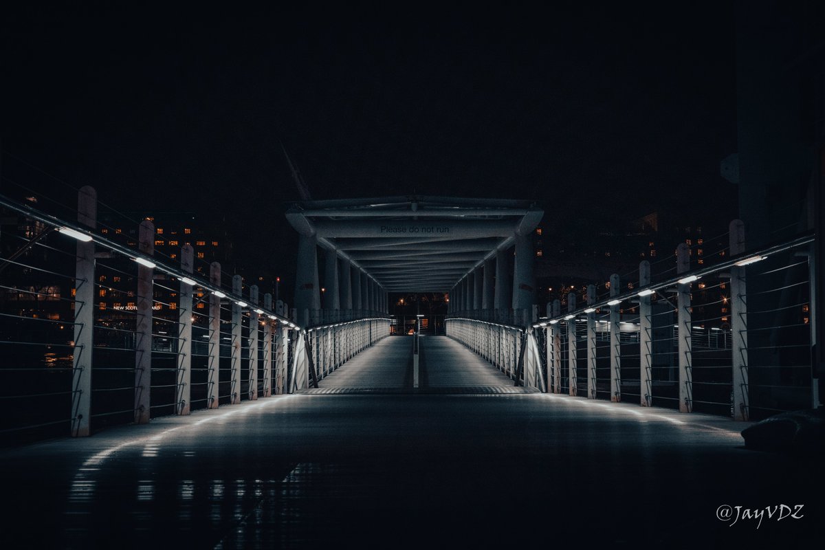 jayvdz's tweet image. Do not run. #london #embankment #river #riverthames #photography #nightphotography #bridge #jetty #moody #city