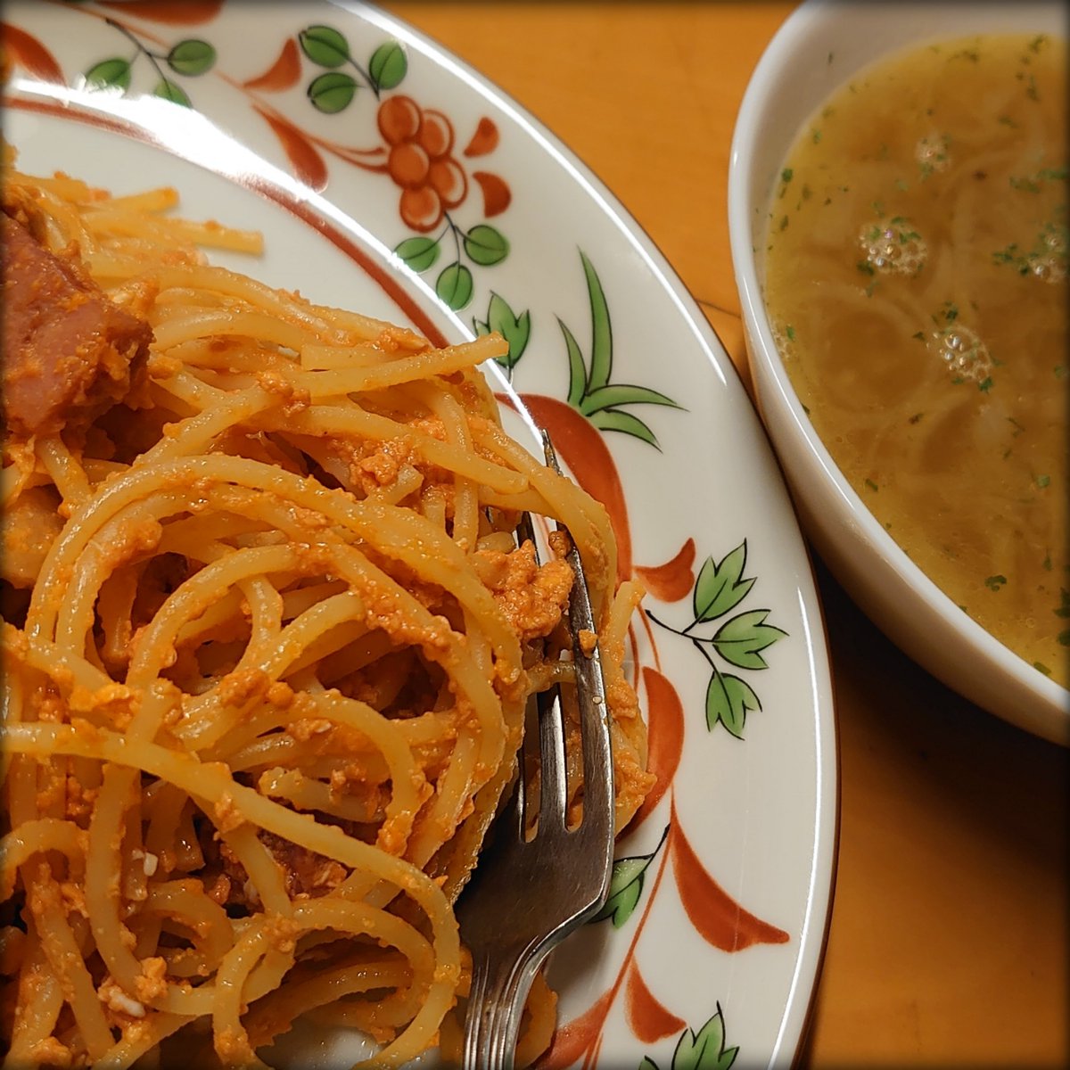 yotms's tweet photo. 今日はお手軽たまごケチャップパスタ。
なのでちょっとオニオンスープがんばってみた。
#onion #soup #pasta #kechup #egg #こんばんめし #家ごはん https://t.co/TtDQmLzSZT