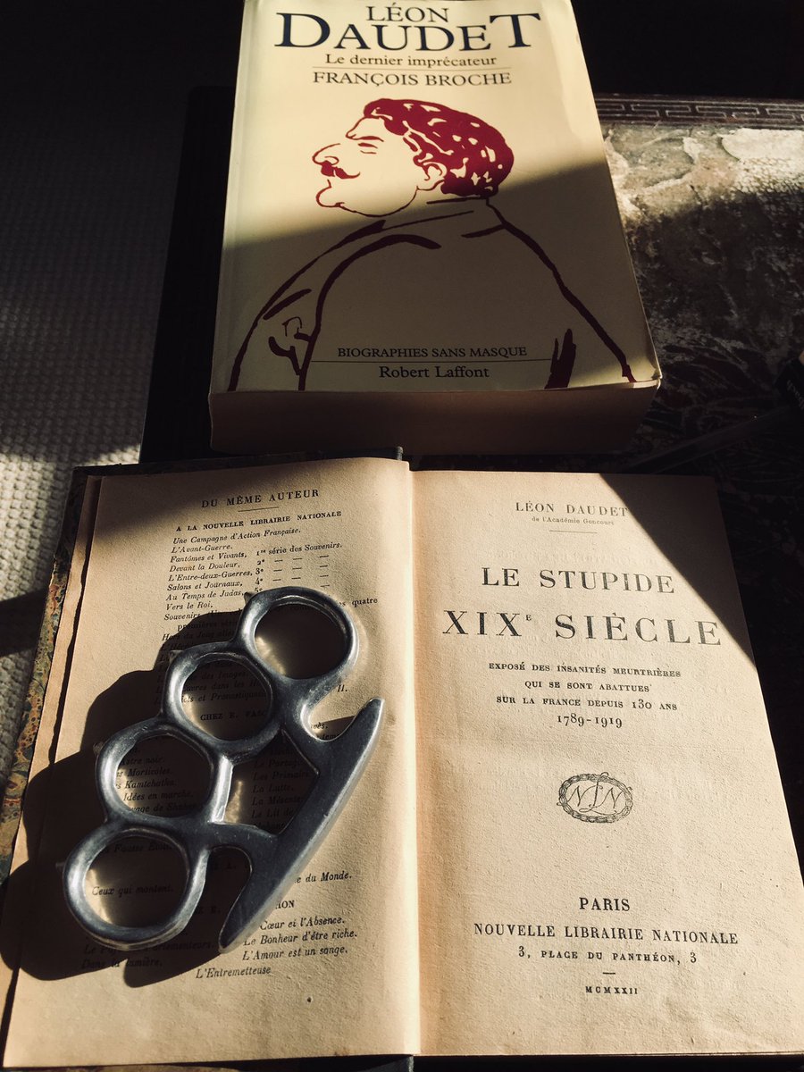 JAsensio's tweet photo. Rien de tel qu’un bol de Léon Daudet, un lundi matin, pour bien commencer la semaine et se dire que non, vraiment, la vie littéraire parisienne manque décidément de panache, sans compter que plus aucune taloche ne s’écrase sur les faces d’innombrables pignoufs. https://t.co/uxdE3iD6LY