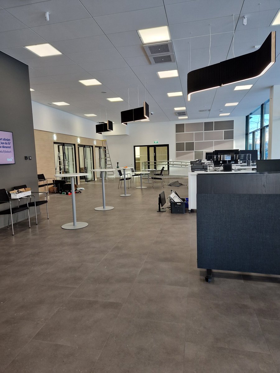 Pari pikkujuttua vielä ja olemme torstaina 9.2 valmiina vastaanottamaan asiakkaita uudistuneessa Leppävaaran <a href="/KelaFpa/">Kela Fpa</a>. Väistömuutto ohi ja sopiva pieni jännitys asiantuntijoilla. Asiakkaat, me olemme valmiina. #töissäKelassa #asiakas
