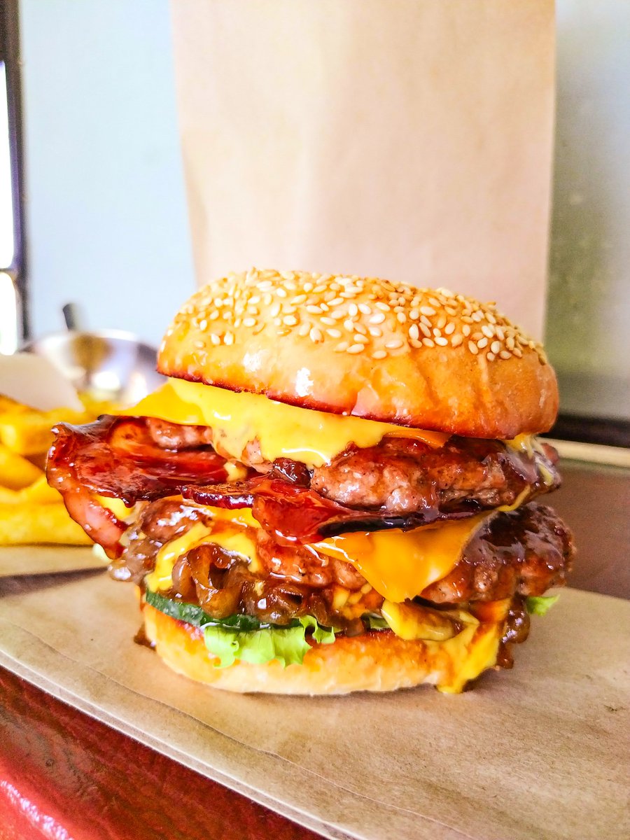 CTpheto's tweet photo. "Give me a double patty with that cheeeese, bacooooon and all those things"
And I was like, hmm let's just make it a Gondy with a double and here's the results
#Lstweeter #Katlehong #LaGrΓ’ce #oppositeCRC https://t.co/DvbONhw91H