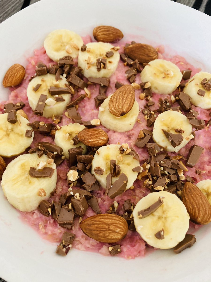 TomesReader's tweet image. Half a year later,
Back to Oats to defeat Gastritis 
Faluda Oats with Banana and Almond while the Mr wants messy oats with treacle and banana and almonds #Oatnotes #Oatgloats