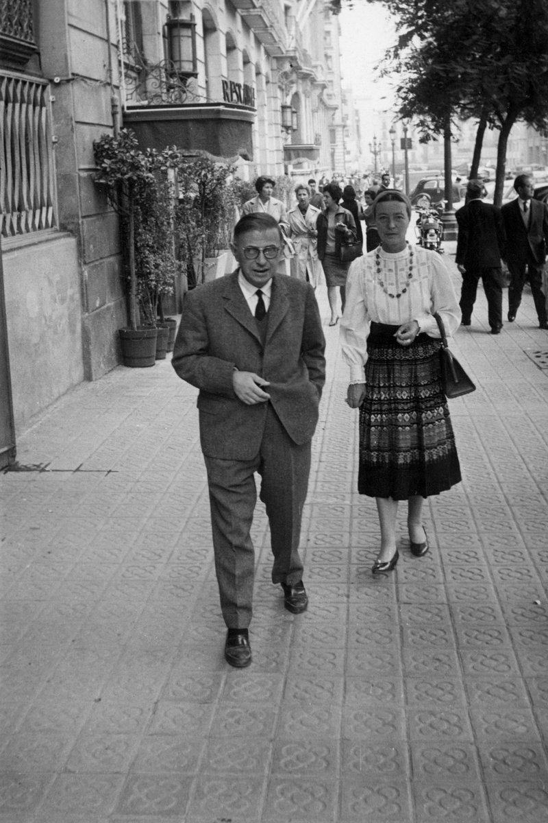 BoigBCN's tweet photo. Avui tinc quants euros menys degut a aquesta fotografia única de Jean-Paul Sartre i Simone de Beauvoir passejant per Barcelona. Novembre de 1960.

Aquí la teniu, en HD per a tothom. De res madafaques.

Ajudeu-me a trobar la direcció exacta d'aquesta imatge, si us plau, gràcies. https://t.co/IYwlIDEKor