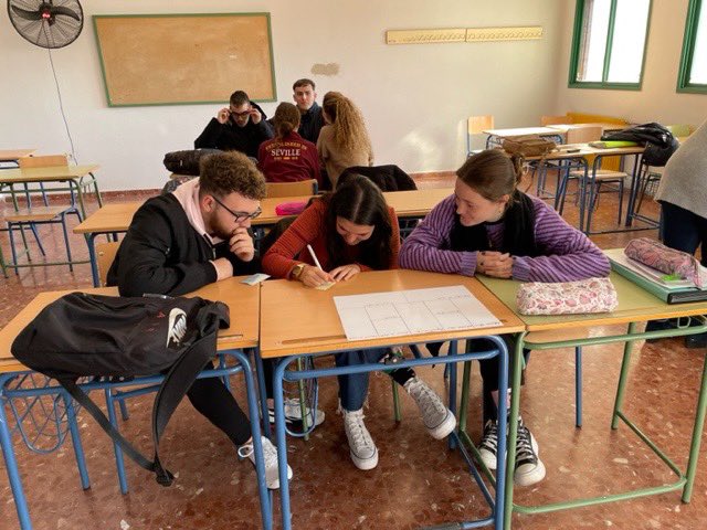 iesseveroochoa's tweet photo. El alumnado de Economía de la Empresa de 2° Bto ha realizado un taller de modelos de negocio según el modelo CANVAS, impartido por el CADE de San Juan de Aznalfarache #ProgramaInnicia. Han aprendido propuestas para posicionar un producto de una empresa en diversos objetivos. https://t.co/0vuD3BfNJe