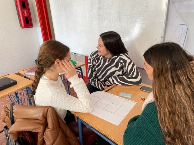 iesseveroochoa's tweet photo. El alumnado de Economía de la Empresa de 2° Bto ha realizado un taller de modelos de negocio según el modelo CANVAS, impartido por el CADE de San Juan de Aznalfarache #ProgramaInnicia. Han aprendido propuestas para posicionar un producto de una empresa en diversos objetivos. https://t.co/0vuD3BfNJe