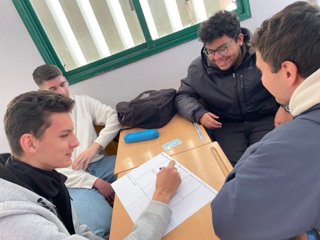iesseveroochoa's tweet photo. El alumnado de Economía de la Empresa de 2° Bto ha realizado un taller de modelos de negocio según el modelo CANVAS, impartido por el CADE de San Juan de Aznalfarache #ProgramaInnicia. Han aprendido propuestas para posicionar un producto de una empresa en diversos objetivos. https://t.co/0vuD3BfNJe