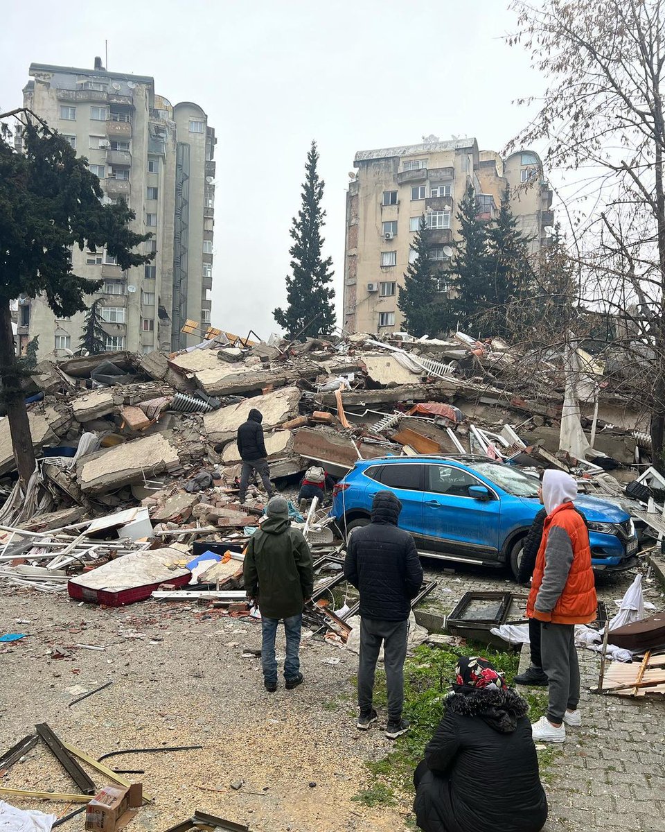 onedio's tweet photo. Gökhan Zan: 

"Allah'ım yardım! Hatay bitti. Yalvarıyorum sesimizi duyun. İnternet yok. Su yok. Yardım yok. Kimse yok. Hatay terk edilmiş. Ne olur sesimizi duyurun. Ne olur sesimiz olun yalvarıyorum. Hatay'a yardım edin, çok kötüyüz."
#deprem https://t.co/lP3dYuPy7j