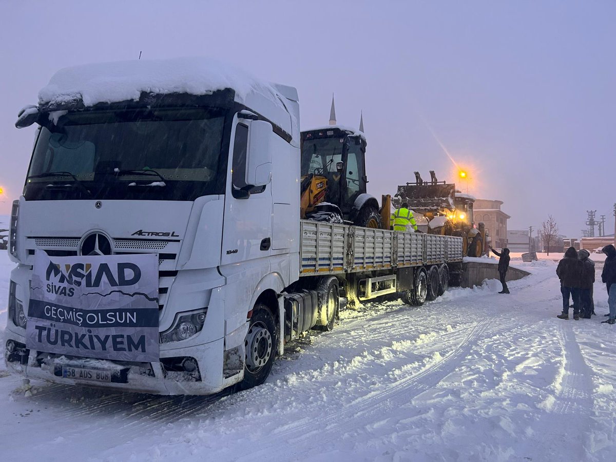 Üyelerimizin katkıları ile hazırlanan temel ihtiyaç maddeleri ve arama kurtarma çalışmalarında kullanılacak iş makinelerini taşıyan yardım araçlarımız yola çıkmaya devam ediyor. Bu kapsamda Ordu ve Sivas'tan iki aracımız daha afet bölgesine hareket etti.